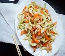 Огурец с креветками