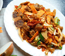 Говядина, жаренная с арахисом и перцем