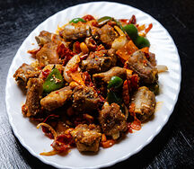 Свиные ребра, жаренные с арахисом и перцем