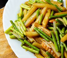 Картофель фри с побегами чеснока