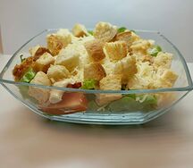 Салат Цезарь с курицей