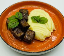Говядина с трюфельным маслом и картофельным пюре