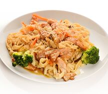 Лапша вок с курицей и соусом острый чили