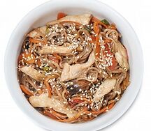 Курица под остро-сладким соусом с лапшой соба