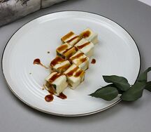 Сладкий ролл с карамелью