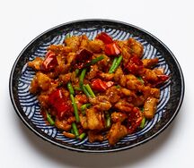 Курица с побегами чеснока