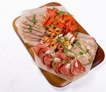 Ассорти из мясных деликатесов