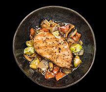Грудка цыпленка с творожным сыром и овощами