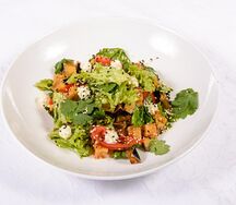 Салат с хрустящим баклажаном и мягким сыром