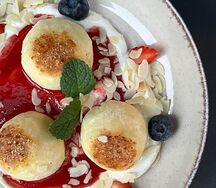Сырники с кремом рикотта и клубничным соусом