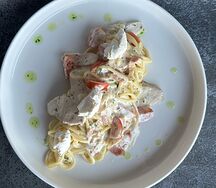 Паста с куриным филе и томатами