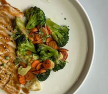 Куриное филе с овощами под соусом терияки