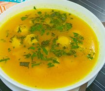 Суп из сливочных пельменей с чесночным соусом