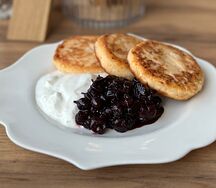 Сырники со сметаной и конфи