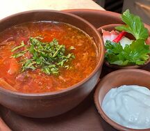 Борщ красный с салом, луком и сметаной
