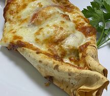 Курица в лаваше с моцарелой и томатами