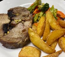 Свинина по-боярски с гарниром из картофельных долек