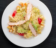 Салат Цезарь с курицей