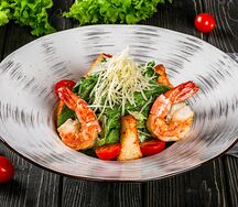 Салат Цезарь с тигровыми креветками