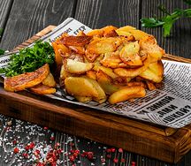 Картофель жареный по-деревенски с луком
