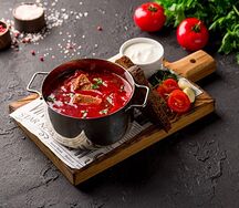 Борщ с говядиной и сметаной