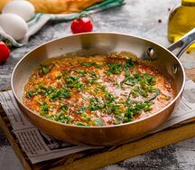 Яичница с помидорами и острым перцем