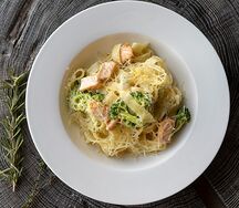 Фетучини с лососем и брокколи