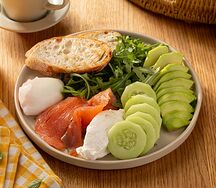 Большой завтрак с лососем, яйцом пашот и авокадо