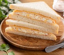 Сэндвич с яичным салатом и ветчиной