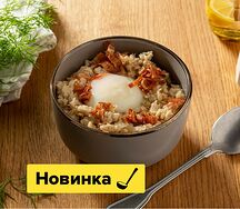 Овсяная каша с беконом и яйцом пашот