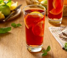 Холодный чай черносмородиновый