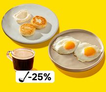 Завтрак с яблочными сырниками и яичницей