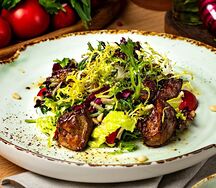 Тёплый салат с куриной печенью и руколой