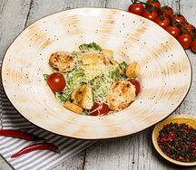 Салат Цезарь с курицей