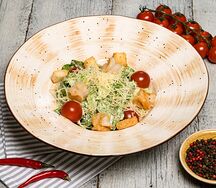 Салат Цезарь с креветками