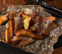 Картофельные дольки с сыром чеддер, сыром гауда и сырным соусом