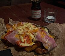 Картофельные дольки в красном соусе с чоризо и беконом