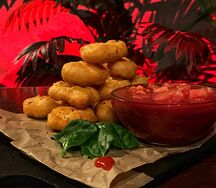Жареная курочка и соус из перетертых томатов