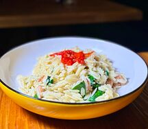 Орзо с курицей и вялеными томатами