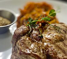 Жареная шейка с тушеной капустой