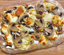 Пицца с беконом и грибами