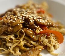 Соба с овощами и куриной грудкой терияки