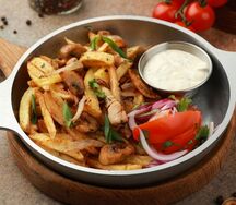 Жареный картофель с курицей и грибами