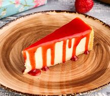 Чизкейк Нью-Йорк с клубничным соусом