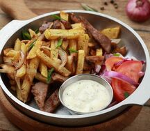 Жареный картофель со свининой и грибами