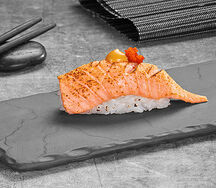 Опаленные суши с лососем