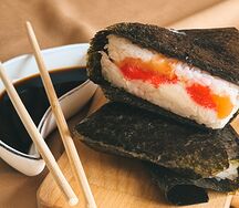 Онигири с курицей