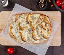 Римская пицца с грушей и сыром дорблю