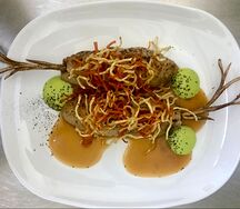Котлеты из цыпленка с соусом Жю под сеном из овощей