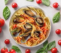 Паста с морепродуктами в томатном соусе